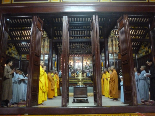The highlight of the visit to Thien Mu was watching the group of monks that live there chanting a long, rhythmic meditation